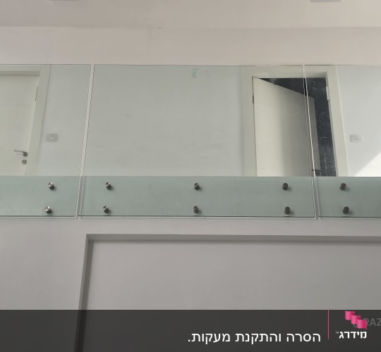 מעקה זכוכית שקוף מותקן בקומת גלריה עם מחברי נקודה
